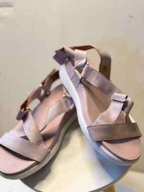 Fitflop Women’s Strappy Sandals in Blush Pink